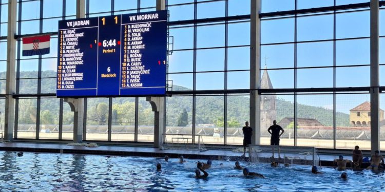 FOTOGALERIJA Nakon 33 godine novi moderni višenamjenski semafor je stigao na Olimpijski bazen u ŠC Bazeni Poljud