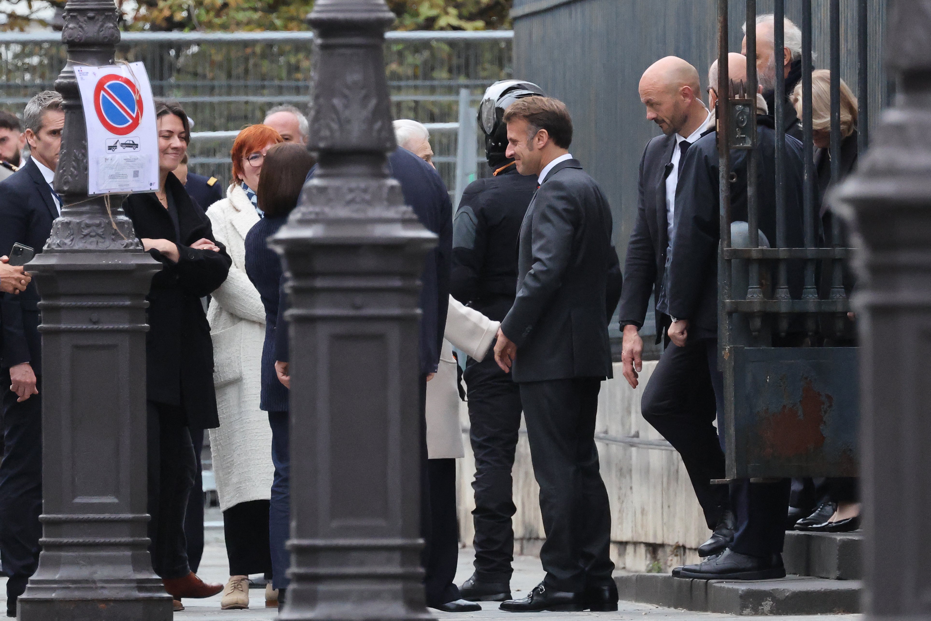 Emmanuel Macron (C) napušta panteon u Parizu nekoliko sati nakon što je Lecornuova ostavka najavljena