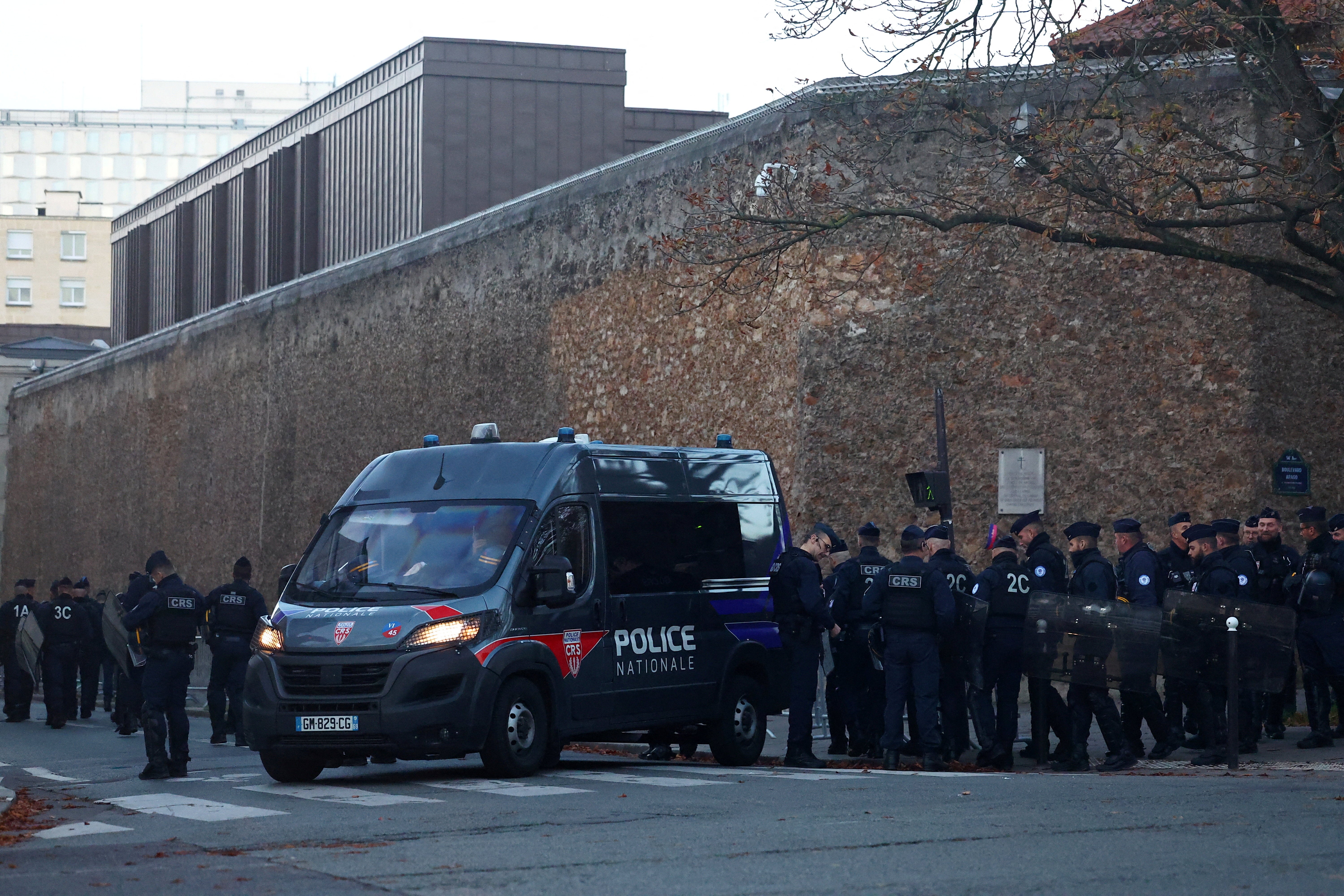 Francuska policija osigurava područje u blizini Prison de la Sante