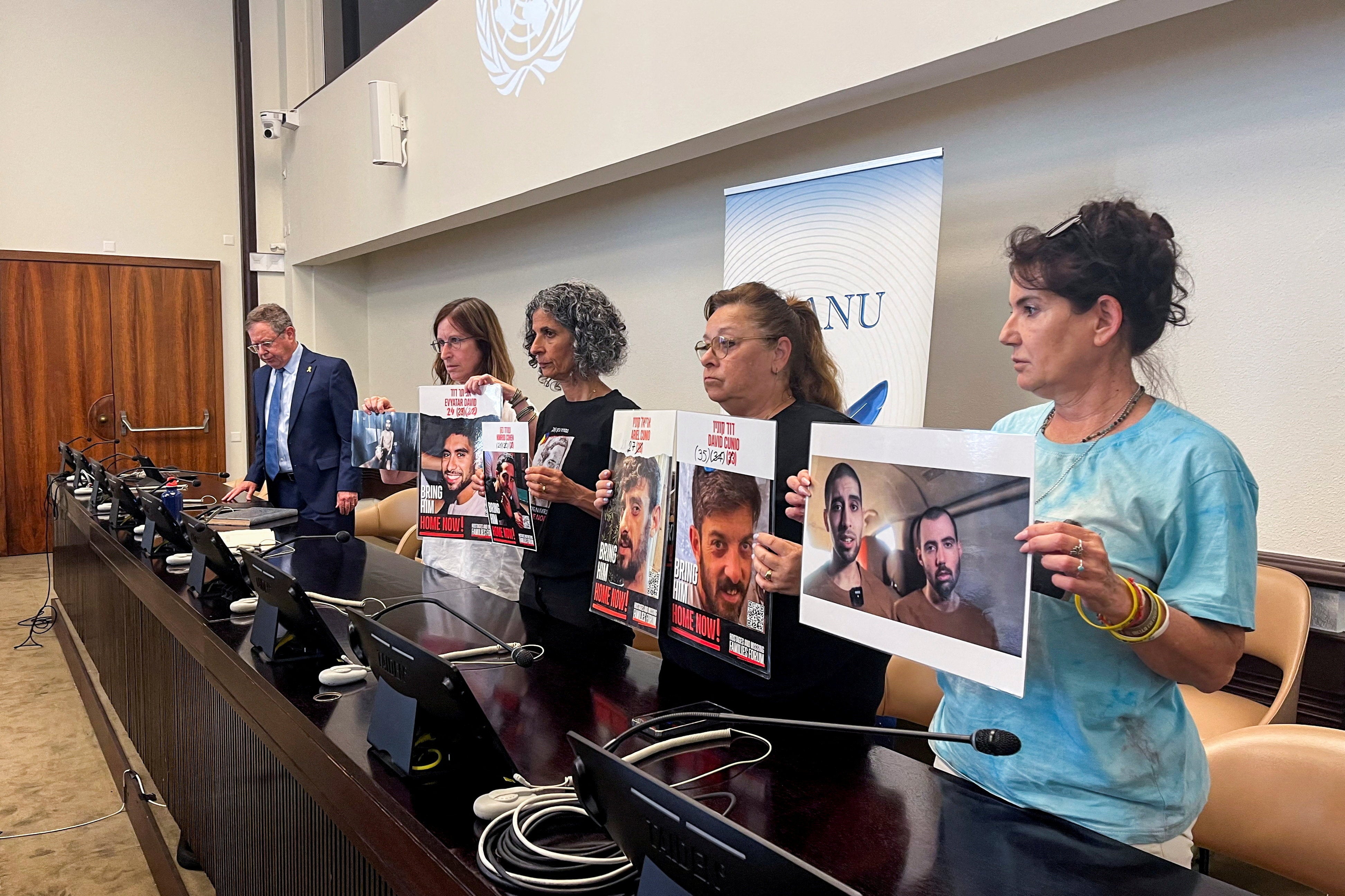 Galia David, majka Evyatara Davida, Viki Cohen, majka Nimroda Cohena, Silvia Cunio, majka Davida i Ariela, i Merav Gilboa-Dalal, majka Guya Gilboa-Dalala, drže slike svojih sinova koji su talaci u Gazi