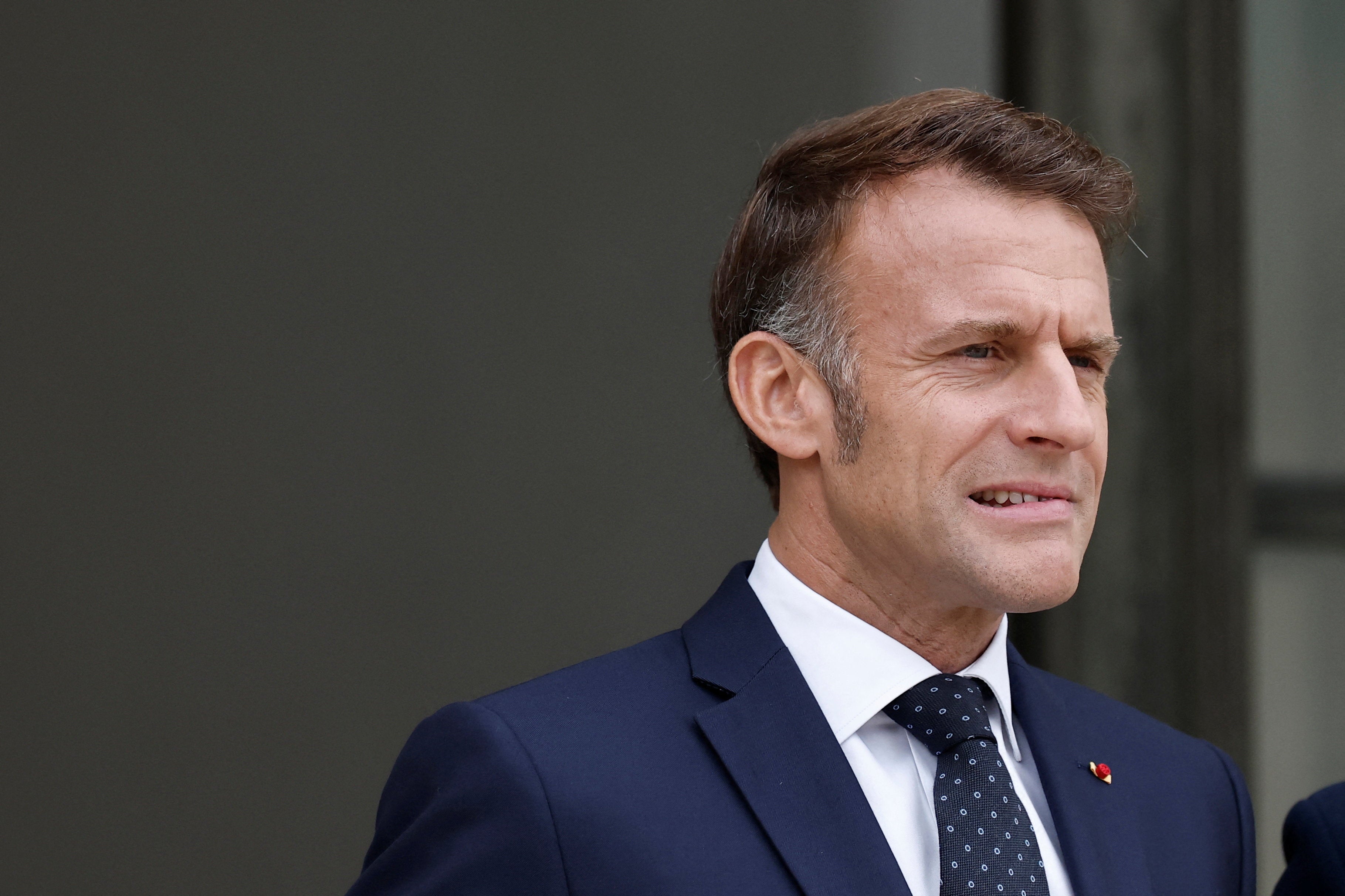 Emmanuel Macron suočen je s pozivima da podnese ostavku zbog stalne političke krize u Francuskoj