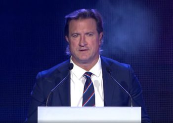 Furious AFL trener govori publici da prestane pljeskati u divljim ispadima na blistavim nagradama svog kluba