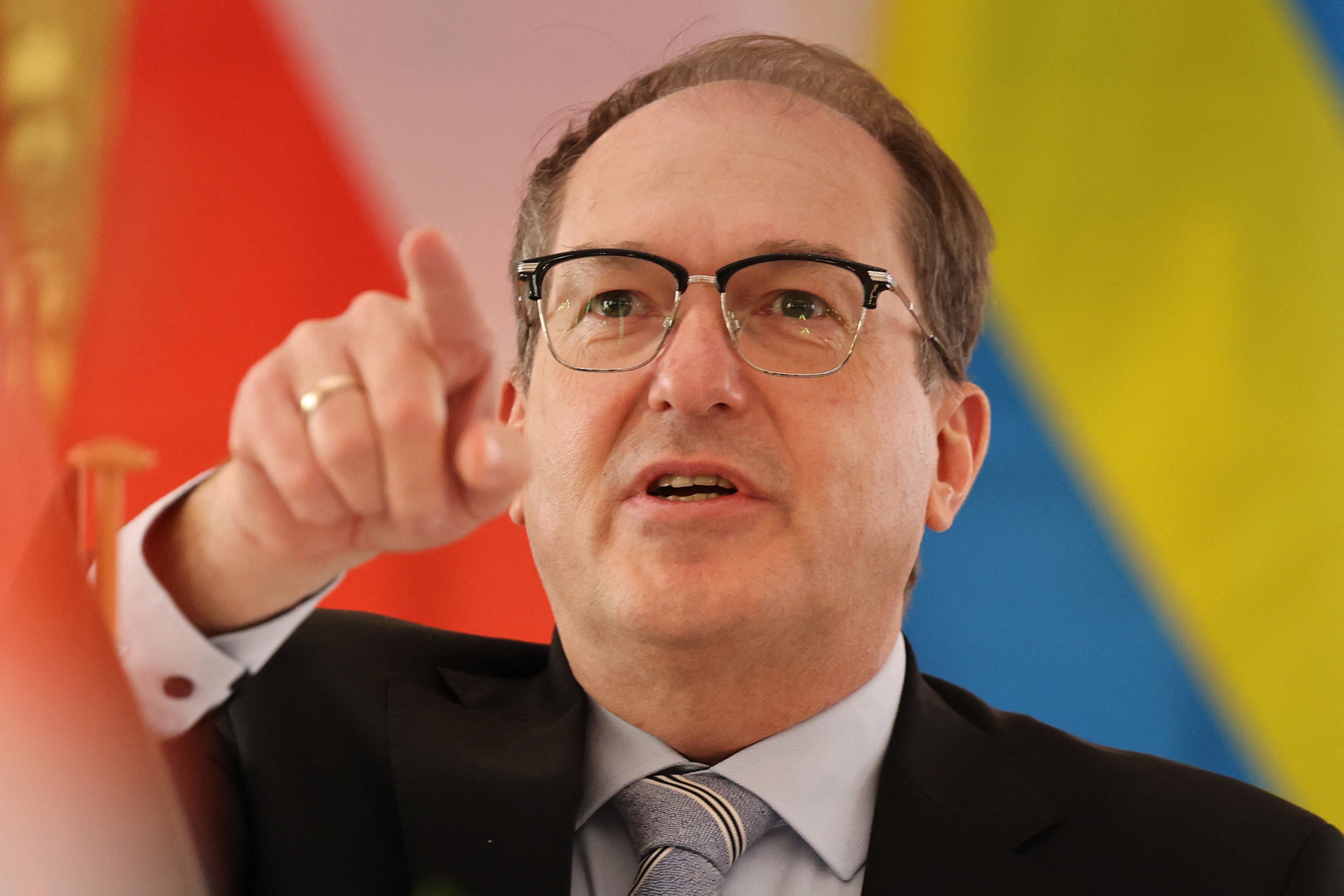 Njemački ministar unutarnjih poslova Alexander Dobrindt geste tijekom migracijskog sastanka u Münchenu