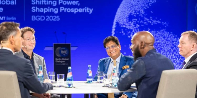 GLEDAJTE Indijski ministar trgovine razotkriva dvostruke standarde Zapada o ruskoj nafti — RT India