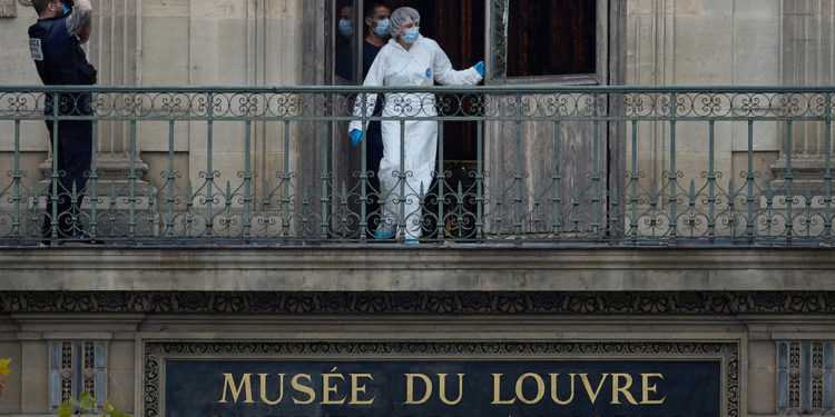 GLEDAJTE kako lopovi izvode smionu pljačku u Louvreu — RT Entertainment