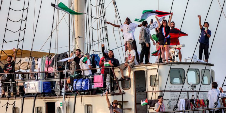Gaza Flotilla – Live: Plod za pomoć Greta Thunberg u ukrcavanju vojske, tvrdi aktivisti