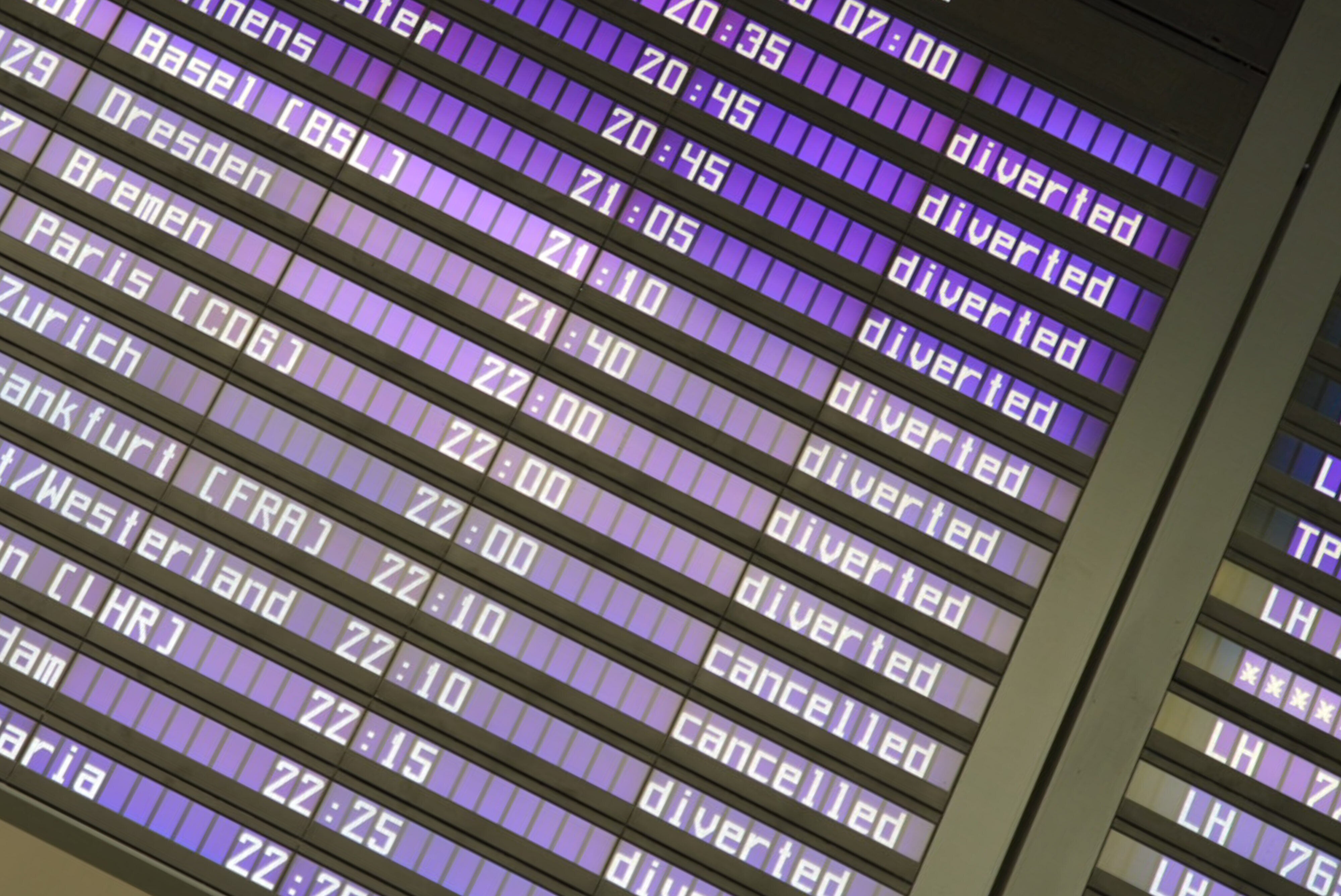 Glavna zračna luka bila je prisiljena zatvoriti se dva puta dnevno zbog sumnjivih dronova