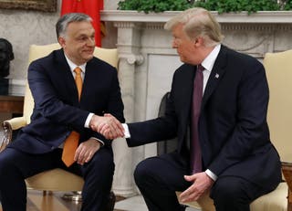 File. Američki predsjednik Donald Trump rukuje se s mađarskim premijerom Viktorom Orbanom tijekom sastanka u Ovalnom uredu 13. svibnja 2019. u Washingtonu, DC