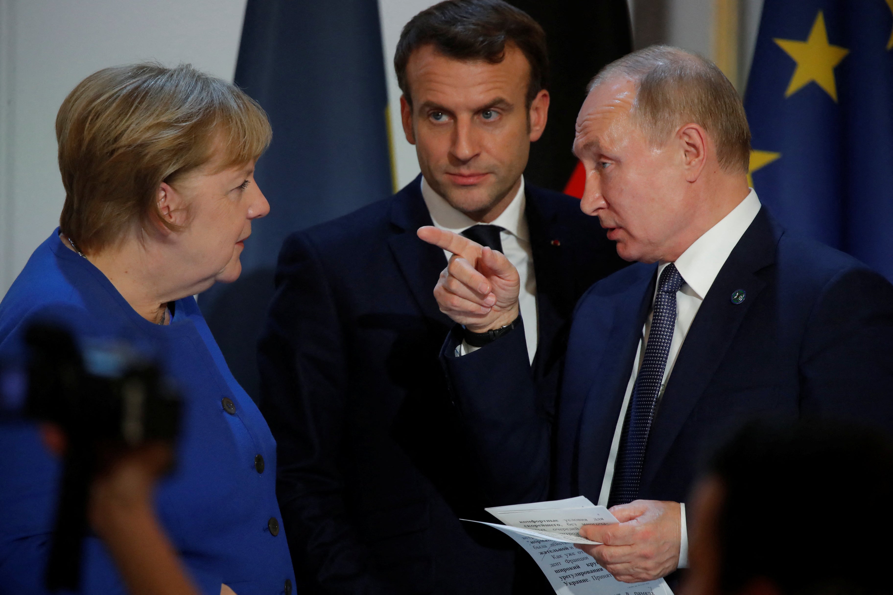 Datoteka: Angela Merkel, Emmanuel Macron i ruski predsjednik Vladimir Putin chat tijekom konferencije za novinare nakon sastanka na sastanku na sastanku Ukrajine u palači Elysee u Parizu