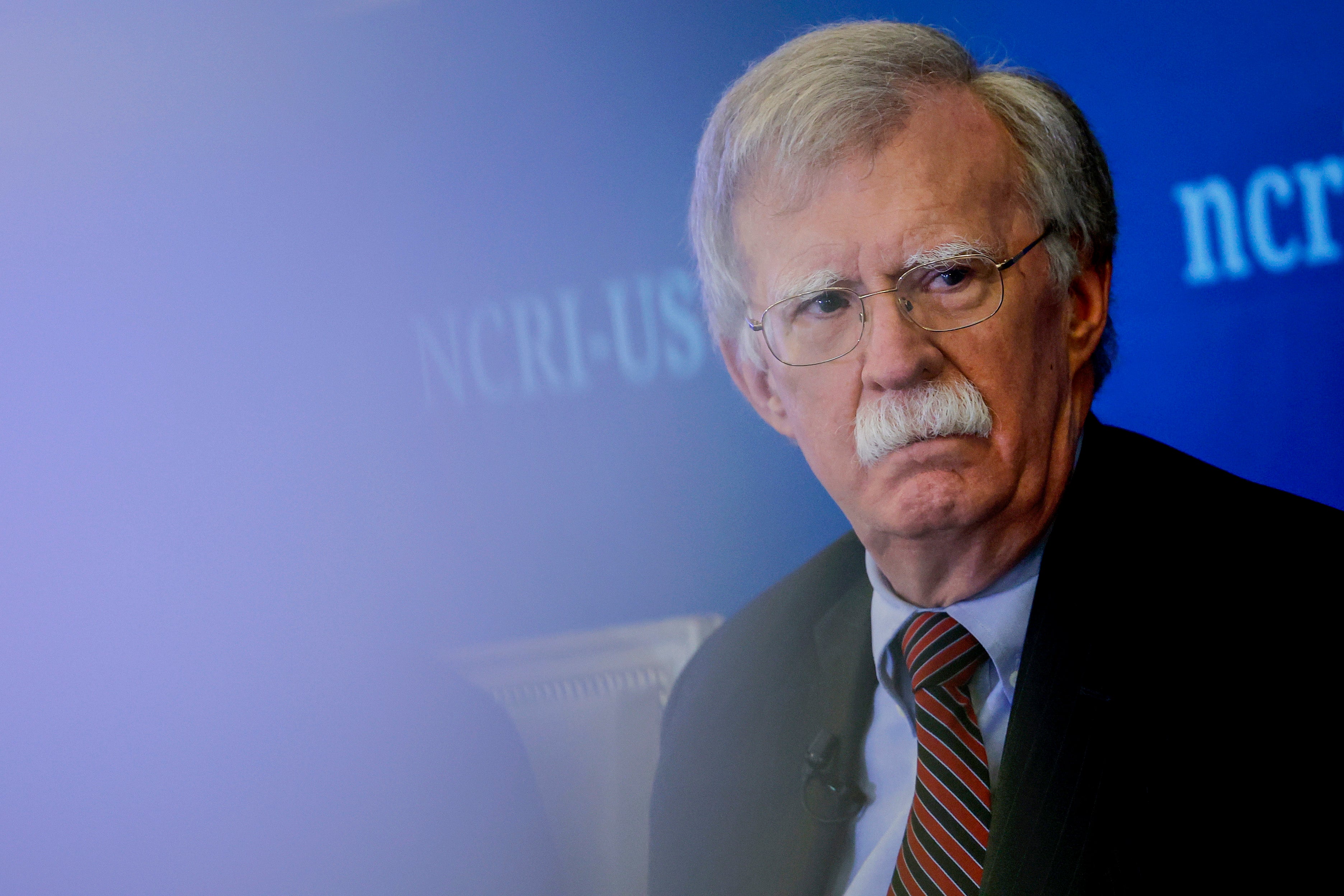 Navodno će bivši savjetnik za nacionalnu sigurnost John Bolton biti optužen, prema izvorima bliskim velikom poroti Marylanda. Agenti FBI -a u rujnu su izvršili raciju Bolton's Maryland Home kako bi potražili navodne klasificirane dokumente u svom posjedu