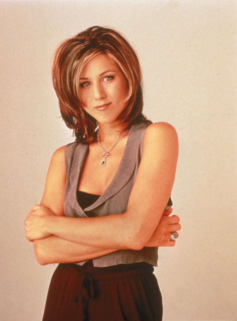 Maloprodajni trendovi poput dekoltiranih traperica, uzorka leoparda i mazgi ponovno su se pojavili, a moda ikona stila 90-ih Carolyn Bessette-Kennedy, Jennifer Aniston (na slici) i Aaliyah, da spomenemo samo neke