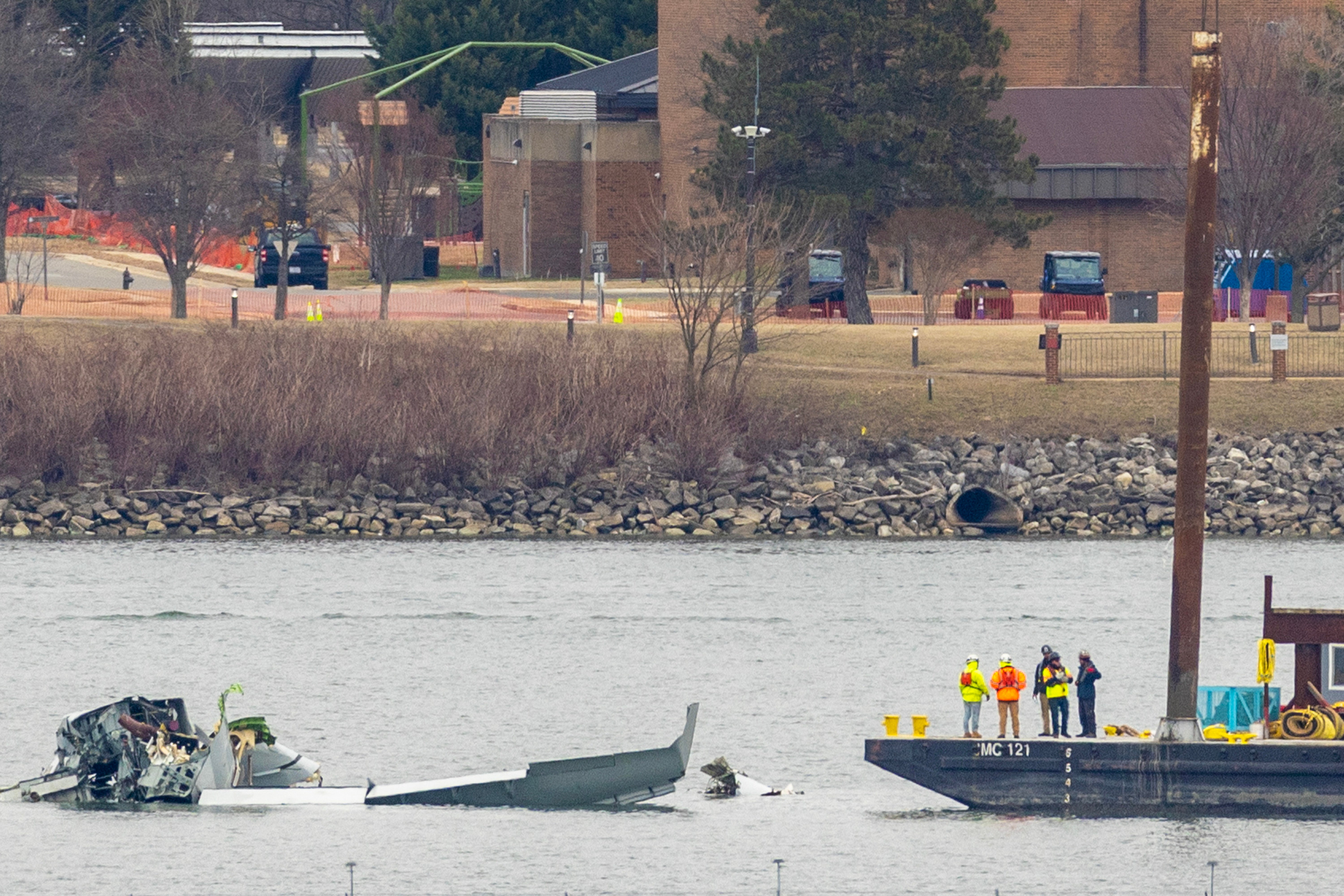 Dizalica se kreće na mjesto na rijeci Potomac radi napora za oporavak u veljači 2025.