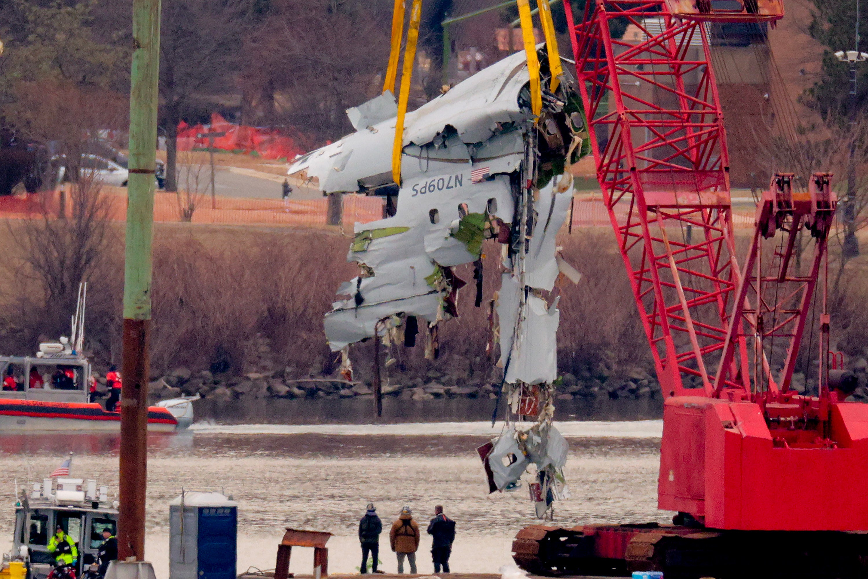 Dio zrakoplovstva American Airlines podignut je iz rijeke Potomac nakon što se sudario s helikopterom Black Hawk američke vojske u Washingtonu, DC