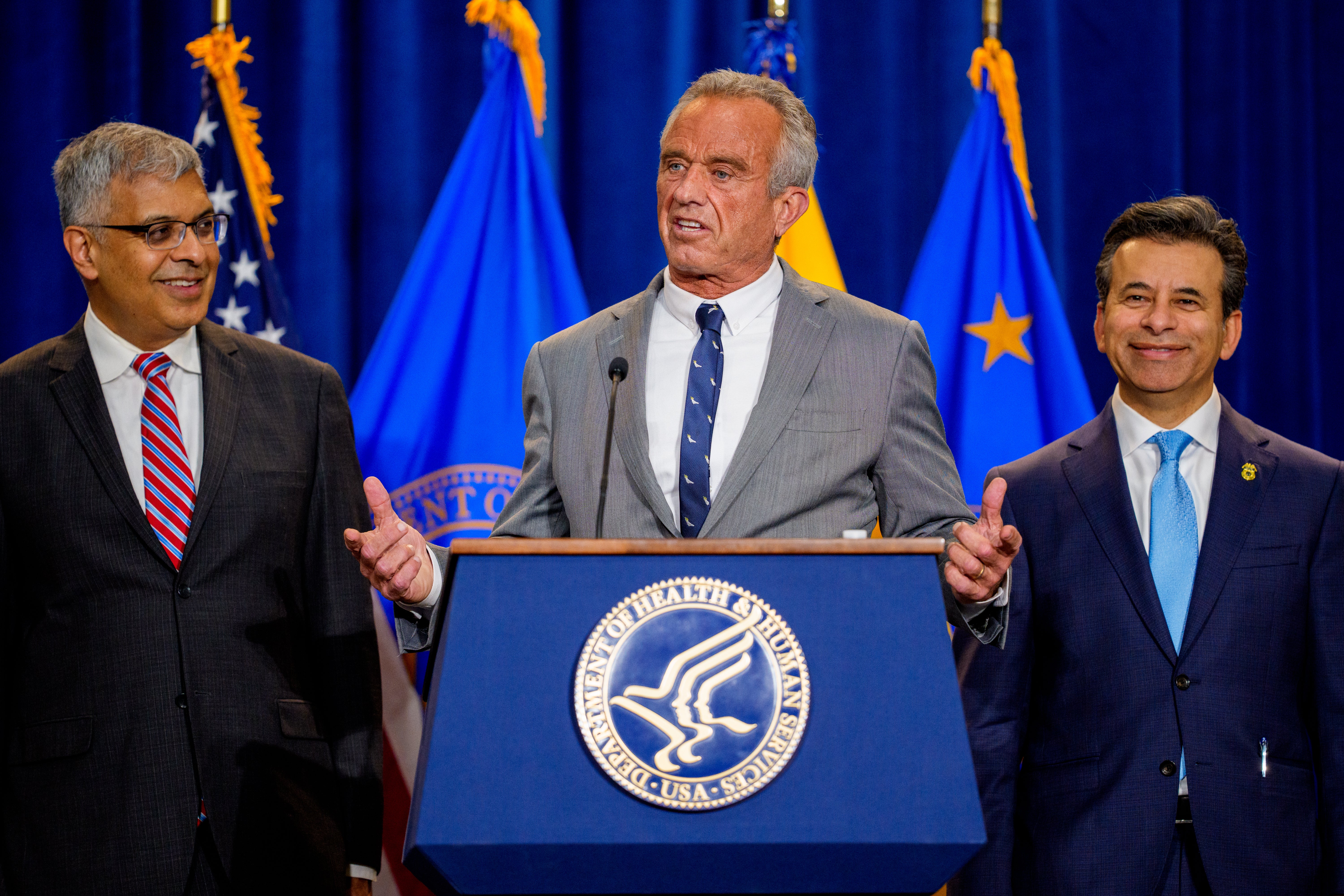 Unatoč tome što su zagovornici pro-abortusa osudili zagovornike i javno zdravstvo kao nenaučni i politički motivirani, Robert F Kennedy Jr (Centar) i povjerenik FDA-e, Marty Makary (desno), rekao je da će preispitati sigurnost Mifepristona