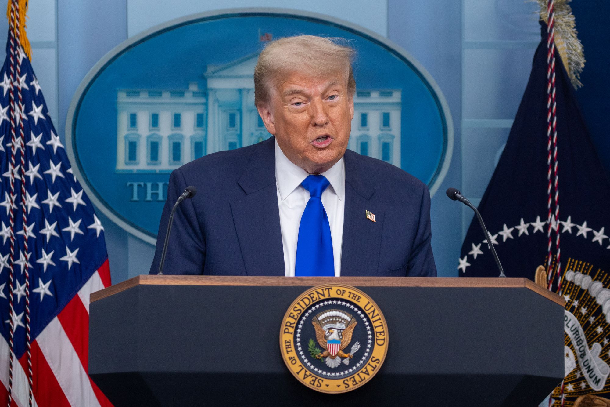 Trump je verbalno napao suce nižeg suda koji ne vladaju za njega zbog 'radikalnog' ili 'rogue' i obratila se Vrhovnom sudu za pomoć, koji nije branio one suce nižeg suda protiv predsjednikovih napada