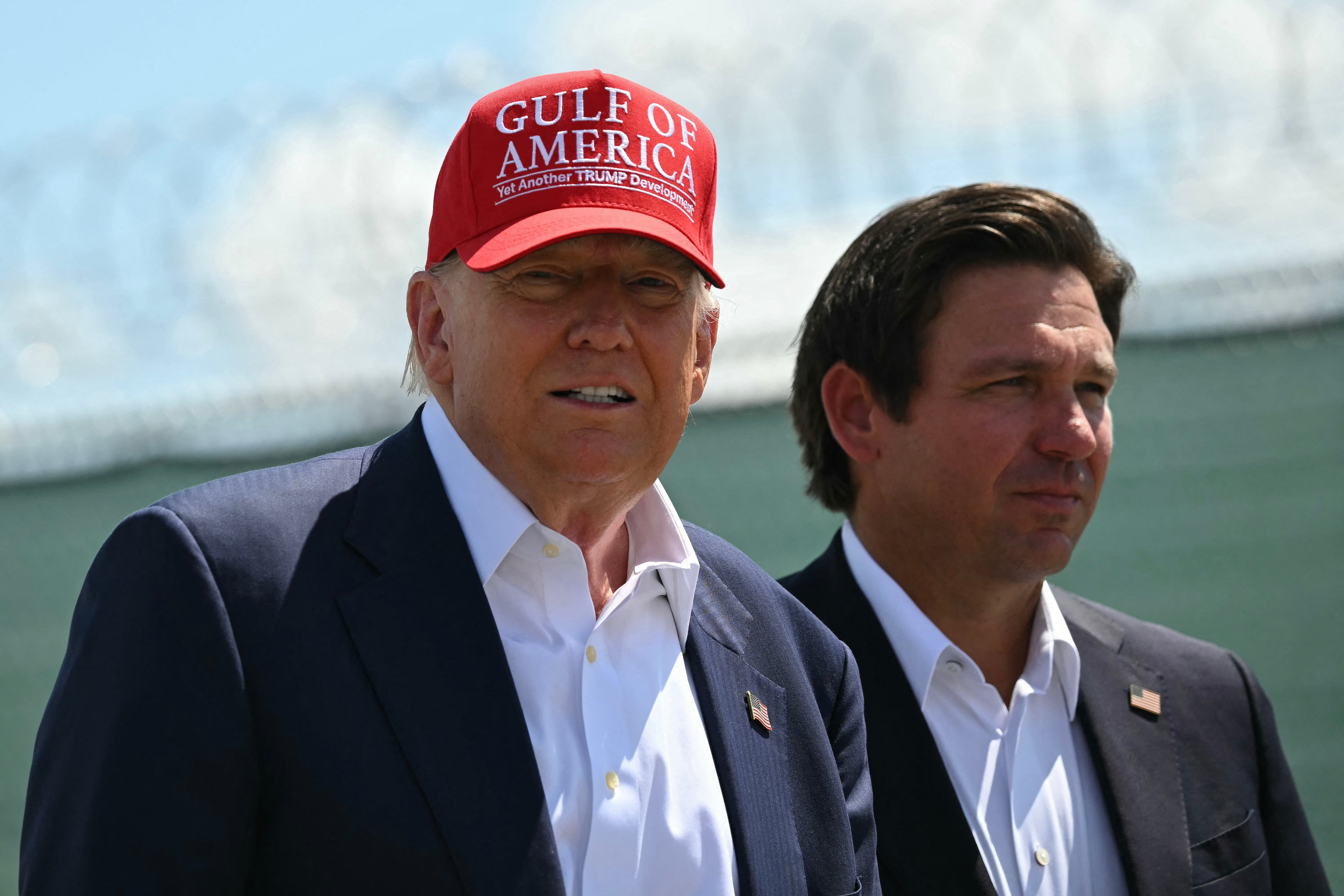 Zakon koji je potpisao guverner Floride Ron Desantis namijenjen je nameću kaznenih prijava protiv protesta protiv Trumpa. Četiri navijača nogometnih nogometa koji su požurili na terenu prvi su se suočili s njima