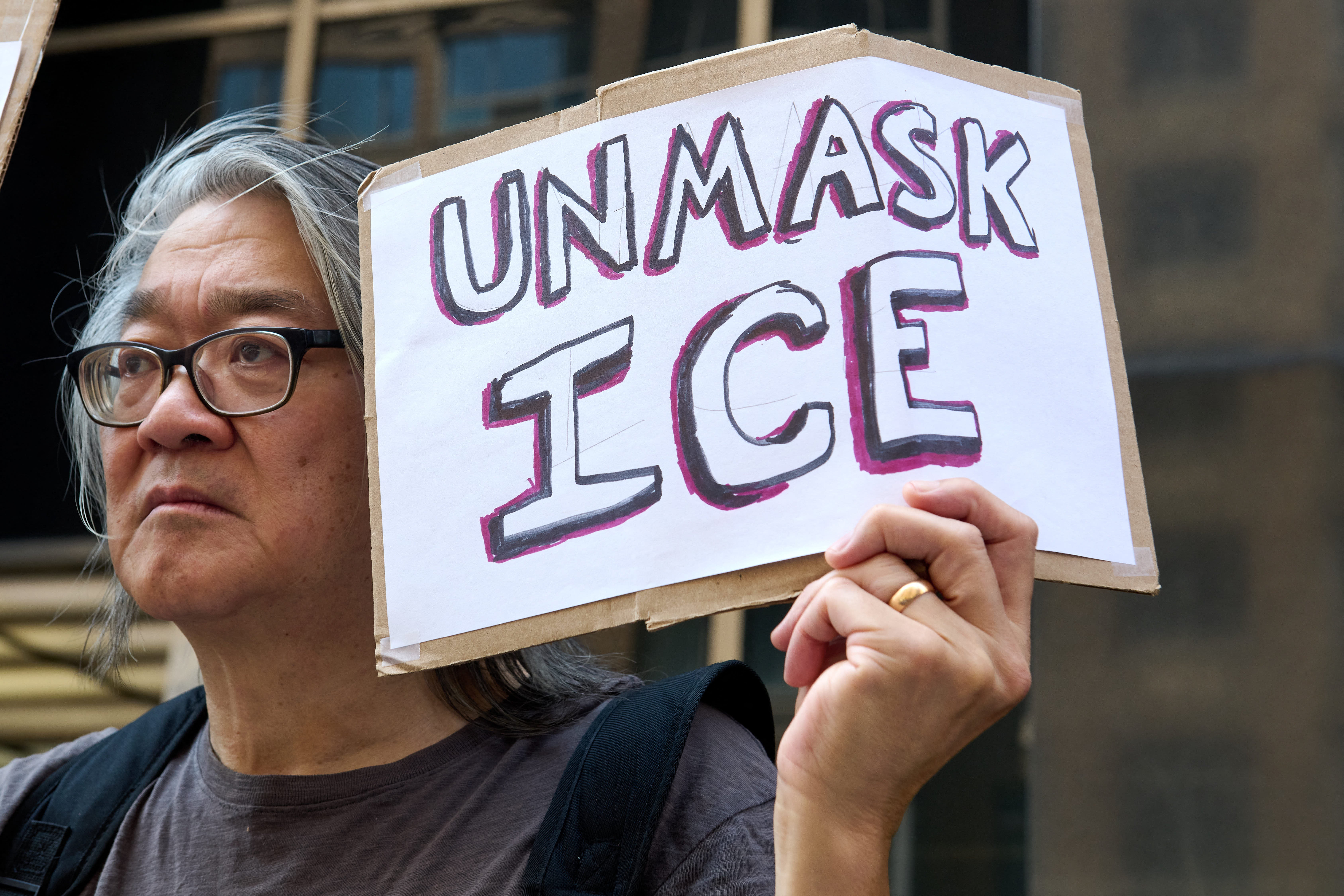 ICE je ove godine široko kritiziran, a ne najmanje zbog agenata koji nose maske i ne uspijevaju se identificirati kad se bave svojim poslom