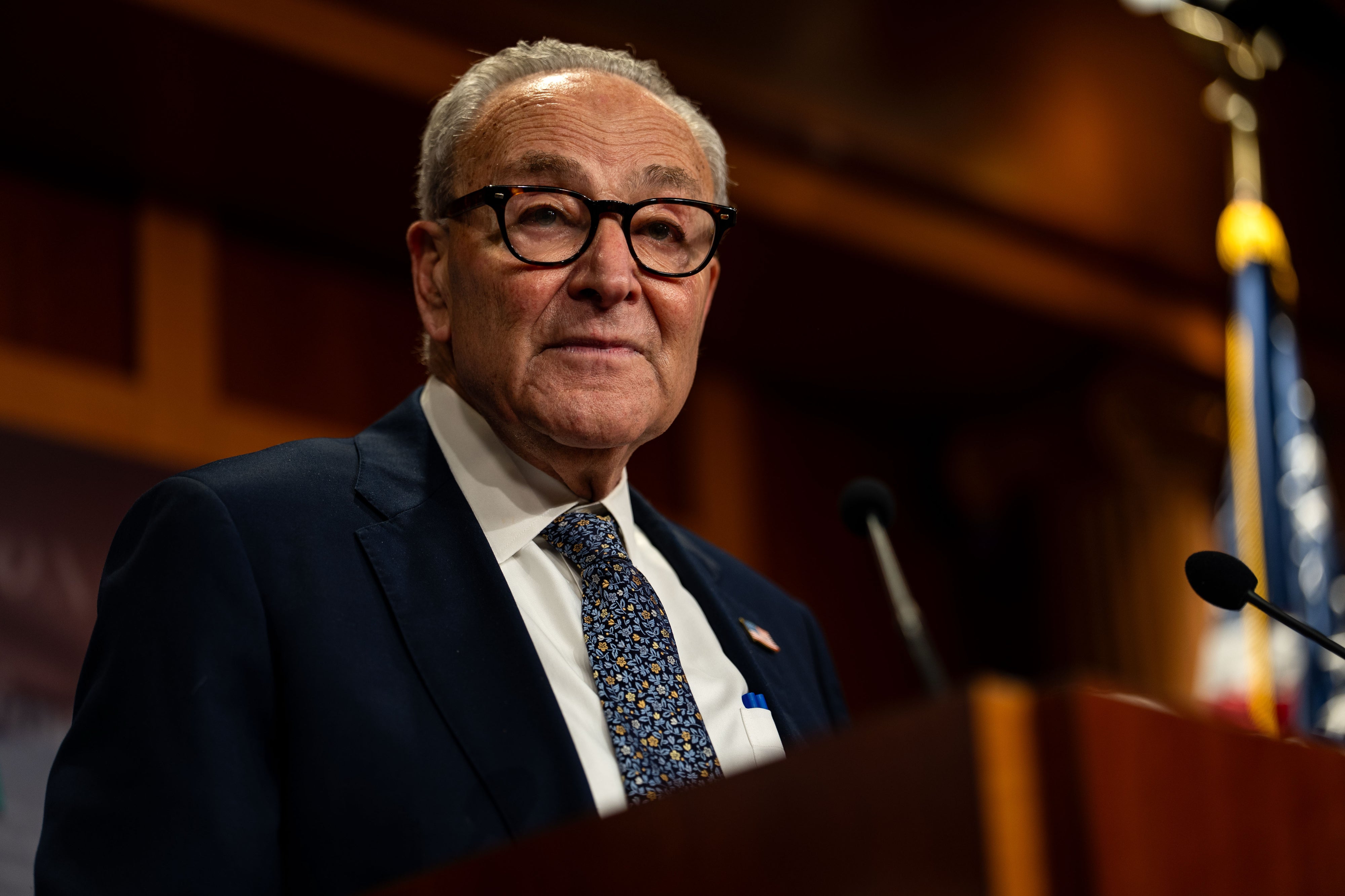 Vođa senata manjina Chuck Schumer uletio je u odluku predsjednika kuće Mikea Johnsona da pošalje članove kuće kući i produži stalno isključivanje vlade