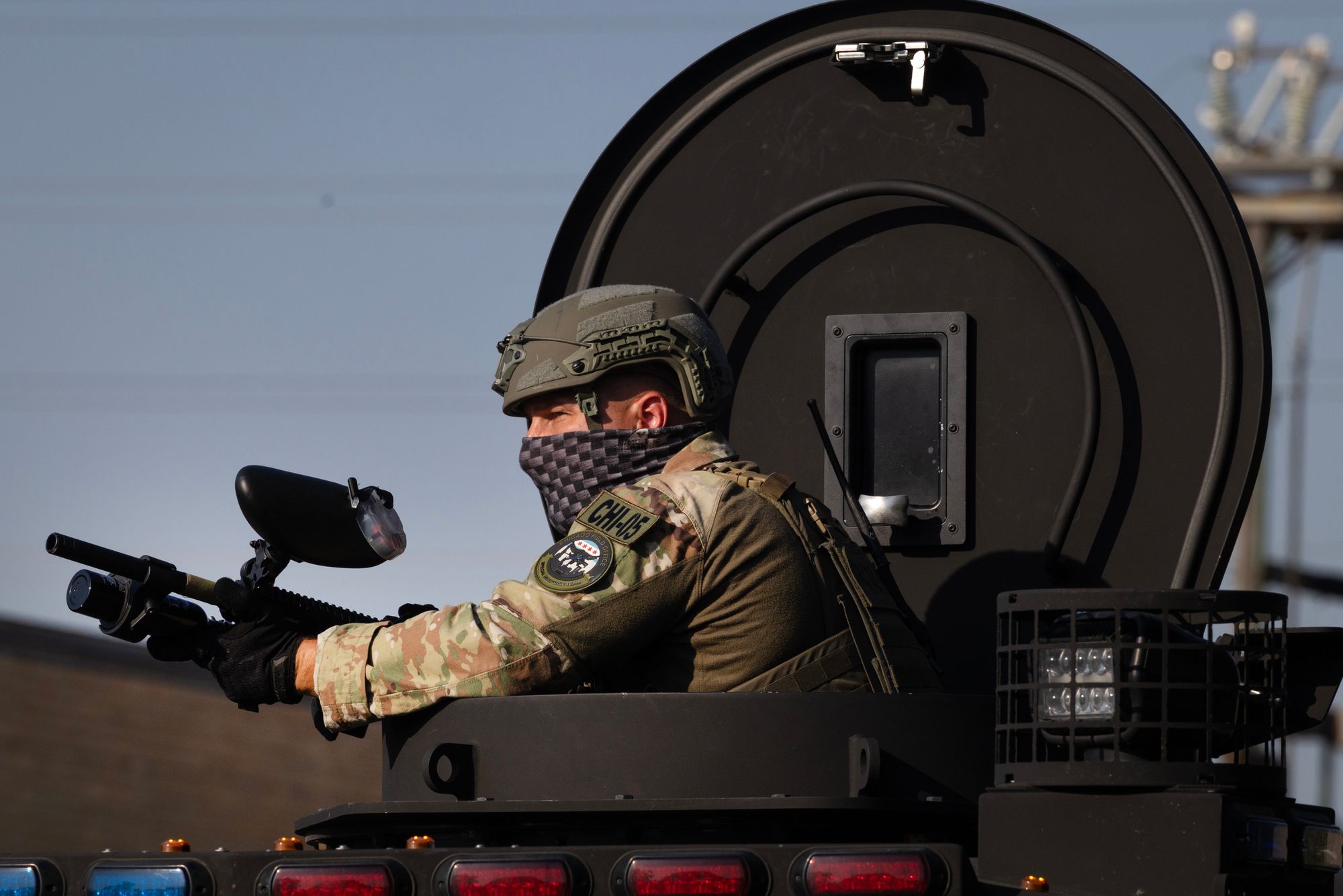 Grupa od 10 automobila navodno je u subotu u Chicagu naletjela na agente ICE -a, što je rezultiralo da su pucali na 'naoružanu' ženu