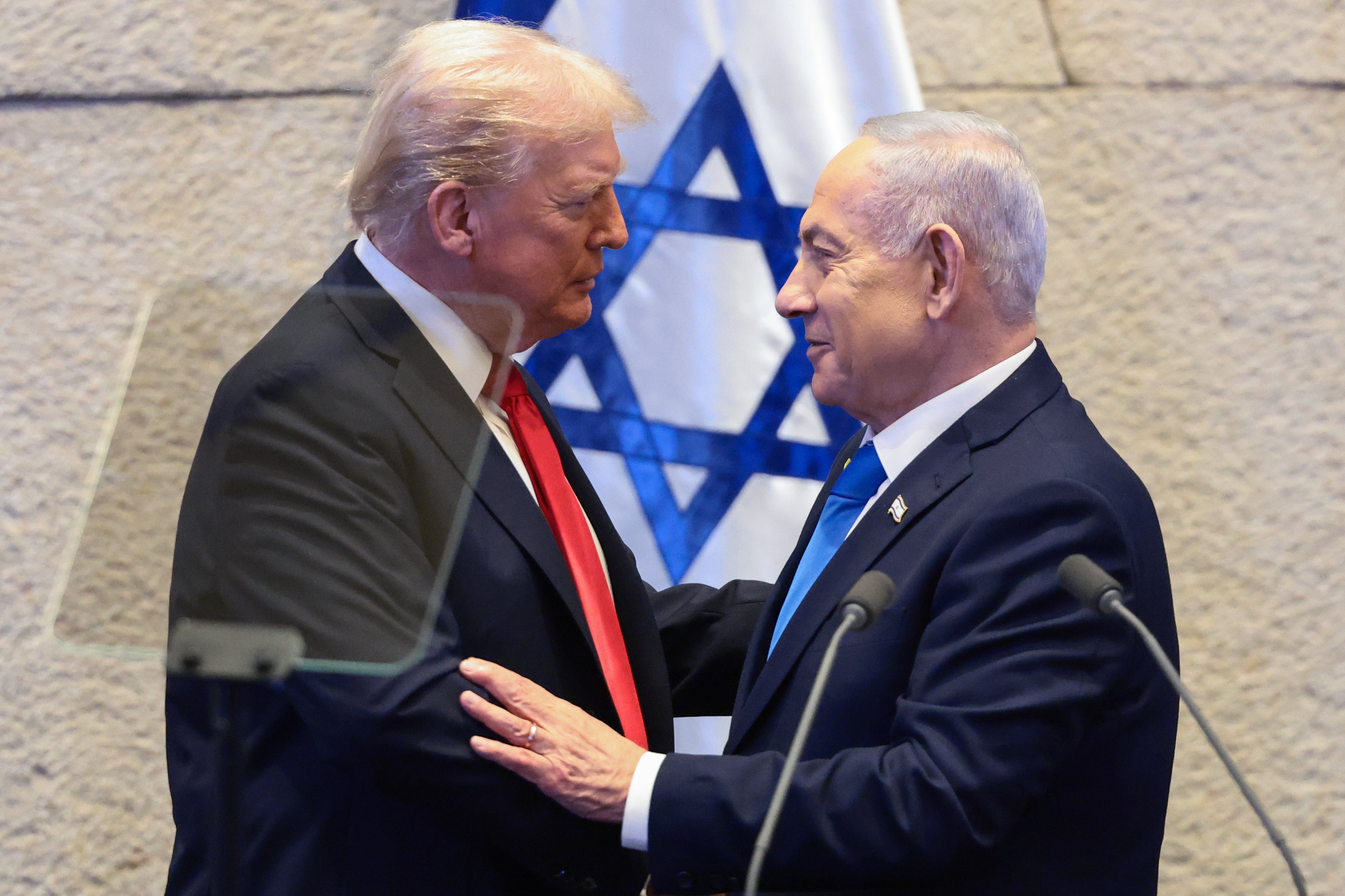 Američki predsjednik Donald Trump razgovara s izraelskim premijerom Benjaminom Netanyahuom u Knessetu, izraelskom parlamentu u Jeruzalemu