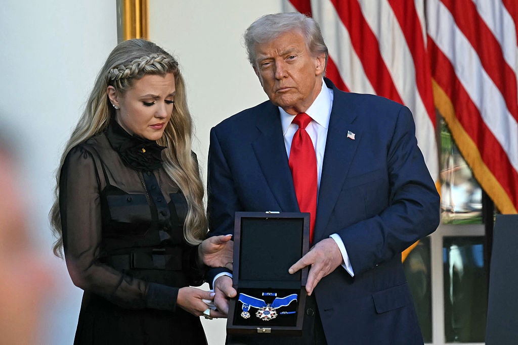 Donald Trump pozirao je za fotografiju s Erikom Kirk na utorak ceremonije Medalje za slobodu za svog pokojnog supruga Charlieja Kirka