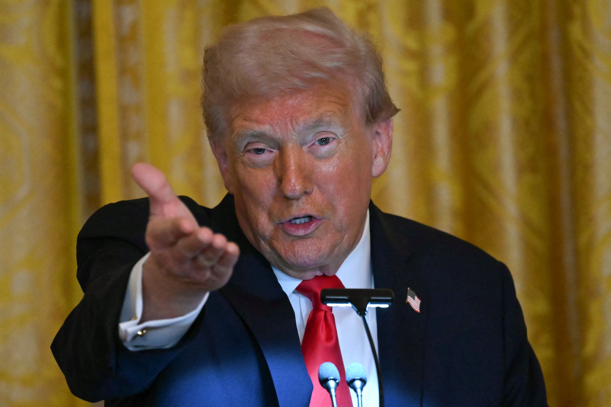 Predsjednik Donald Trump bio je domaćin večere za prikupljanje donacija za potporu njegovom projektu izgradnje plesne dvorane u Bijeloj kući vrijednom 250 milijuna dolara dok stotine tisuća saveznih radnika ostaju bez plaće usred tekućeg zatvaranja vlade