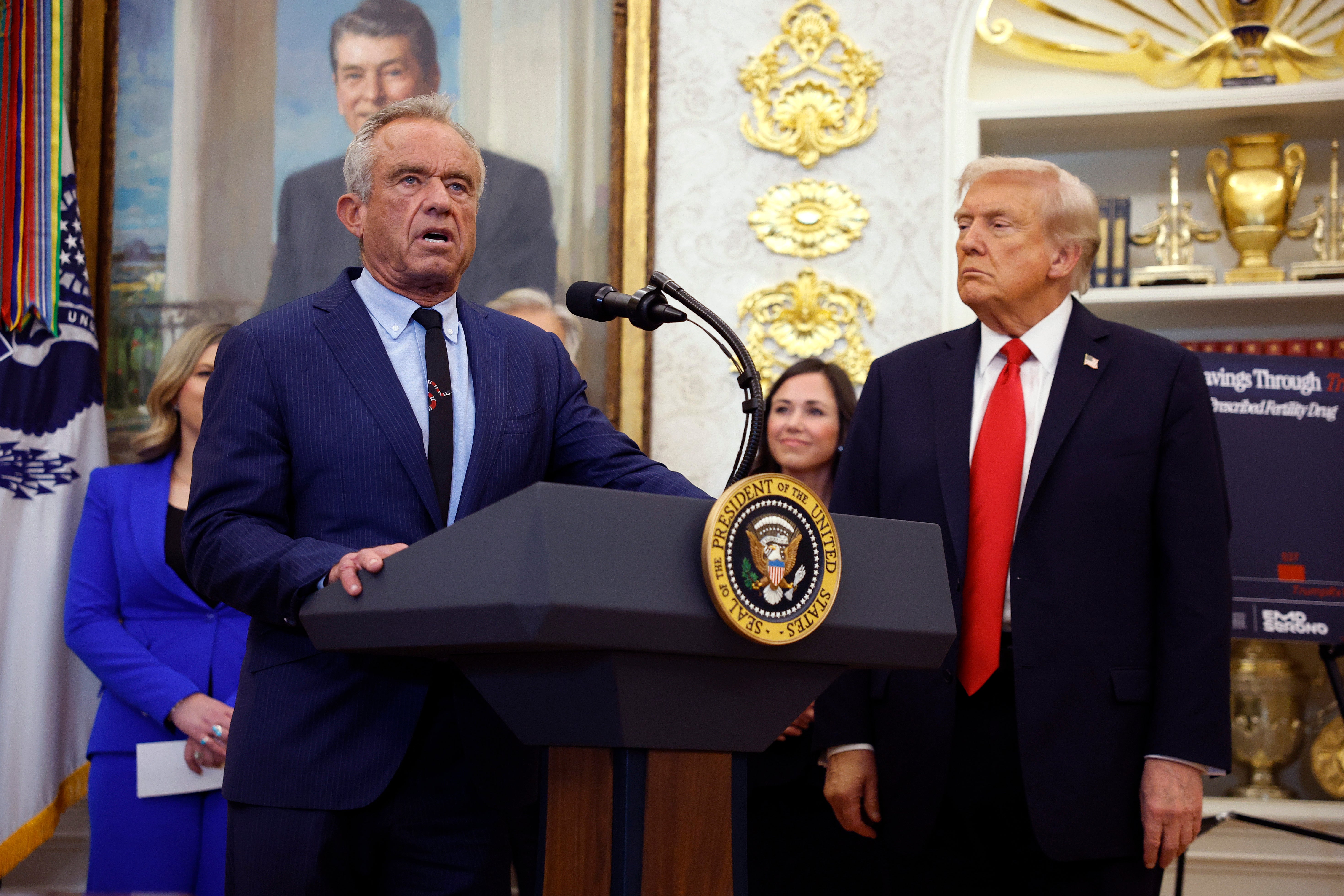 Ministar zdravstva i ljudskih usluga Robert F Kennedy Jr govori o broju spermija tinejdžera u Bijeloj kući u četvrtak 16. listopada 2025. dok predsjednik Donald Trump gleda na to