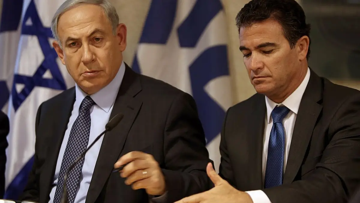 Yossi Cohen, bivši šef Mossada i bivši premijer Benjamin Netanyahu sjede zajedno