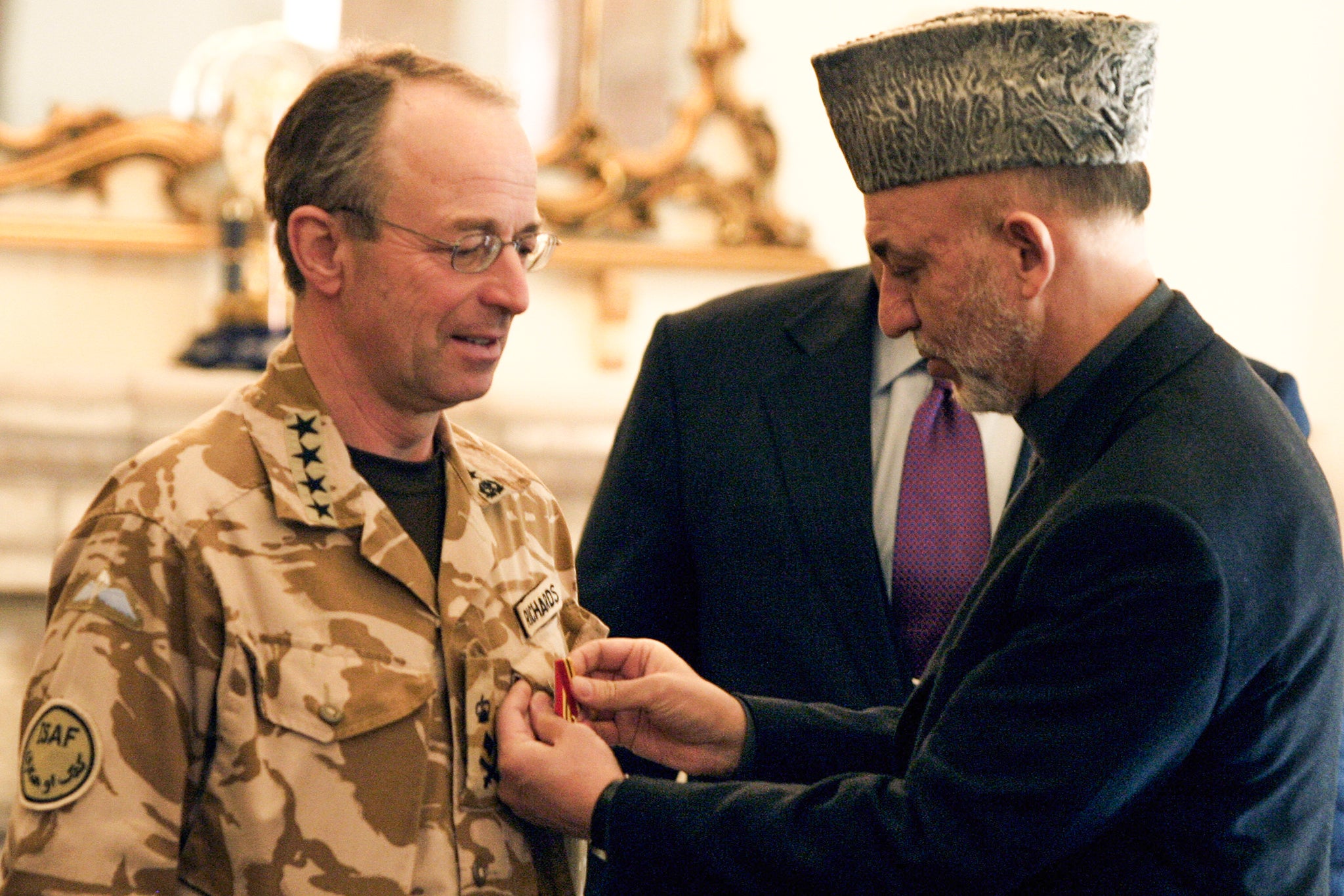 Afganistanski predsjednik Hamid Karzai (desno) predaje medalju tadašnjem zapovjedniku NATO-ovih međunarodnih sigurnosnih snaga (ISAF) britanskom generalu Davidu Richardsu (lijevo) u predsjedničkoj palači u Kabulu, 29. siječnja 2007.