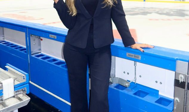 Glamurozni NHL novinar trpi ponižavajuće podmetanje lica pred igračima Rangersa