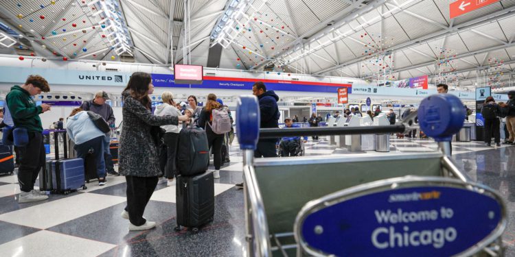 Glavne zračne luke bore se s kašnjenjima leta i nestašica osoblja, jer je isključivanje vlade ulazi u drugi tjedan