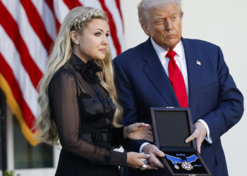 Gledajte kako Trump posthumno nagrađuje Charlieja Kirk Medalju za slobodu – RT World News