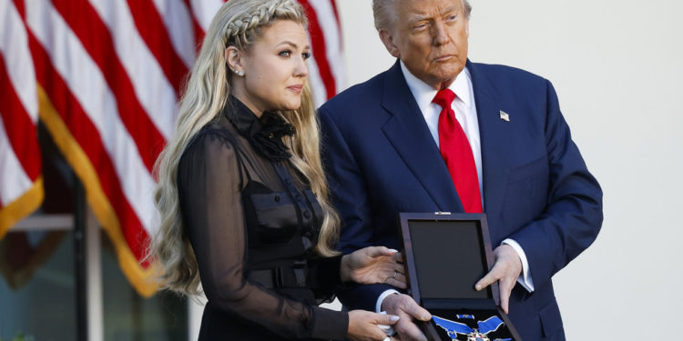 Gledajte kako Trump posthumno nagrađuje Charlieja Kirk Medalju za slobodu – RT World News