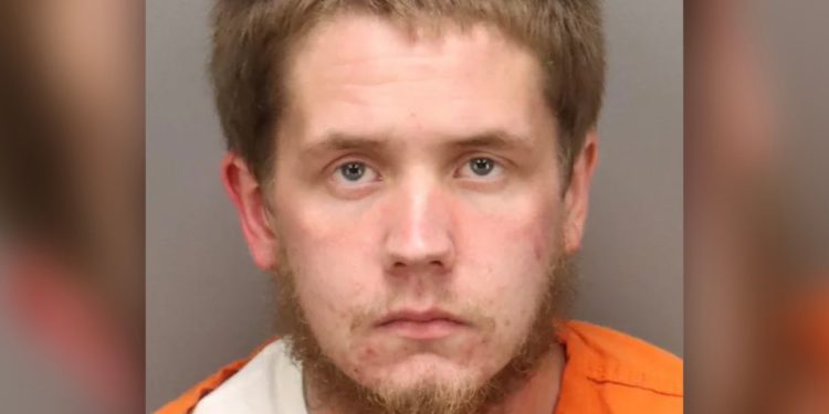 Goli muškarac sa sjekirom u rukama uhvaćen je na snimci kako pokušava provaliti u kuću na Floridi. Upravo je bio pušten iz zatvora