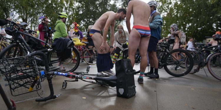 Goli vozači bicikala u Portlandu pokreću demonstraciju “hitne pomoći” protiv saveznih trupa
