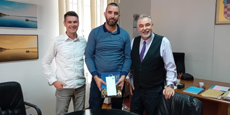 Grad Omiš čestitao Josipu Gunjači, vozaču autobusa koji je spasio dijete s autizmom!