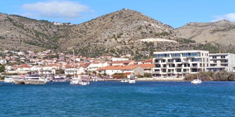 Građani javljaju: "Ilegalno se sidre pred trogirskom lukom i okupiraju pomorsko dobro u Segetu Donjem." Vlasnik prozvanog obrta: "Tko je to, tko ste vi, ne znam ja ništa"