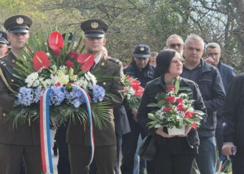 Gradonačelnik Miro Bulj s obiteljima poginulih zrakoplovaca zapalio svijeće kod spomenika ‘Slomljeno krilo’