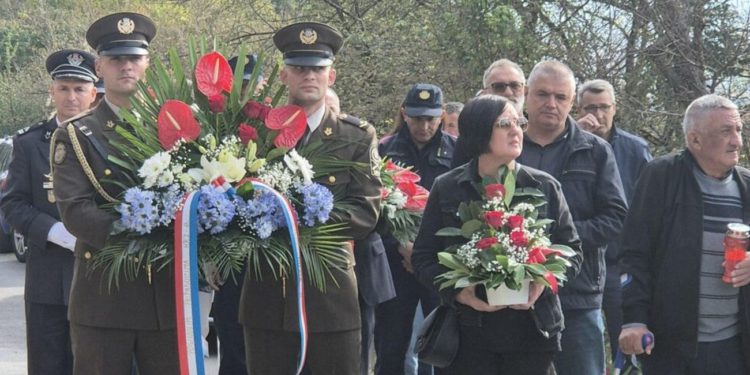 Gradonačelnik Miro Bulj s obiteljima poginulih zrakoplovaca zapalio svijeće kod spomenika ‘Slomljeno krilo’