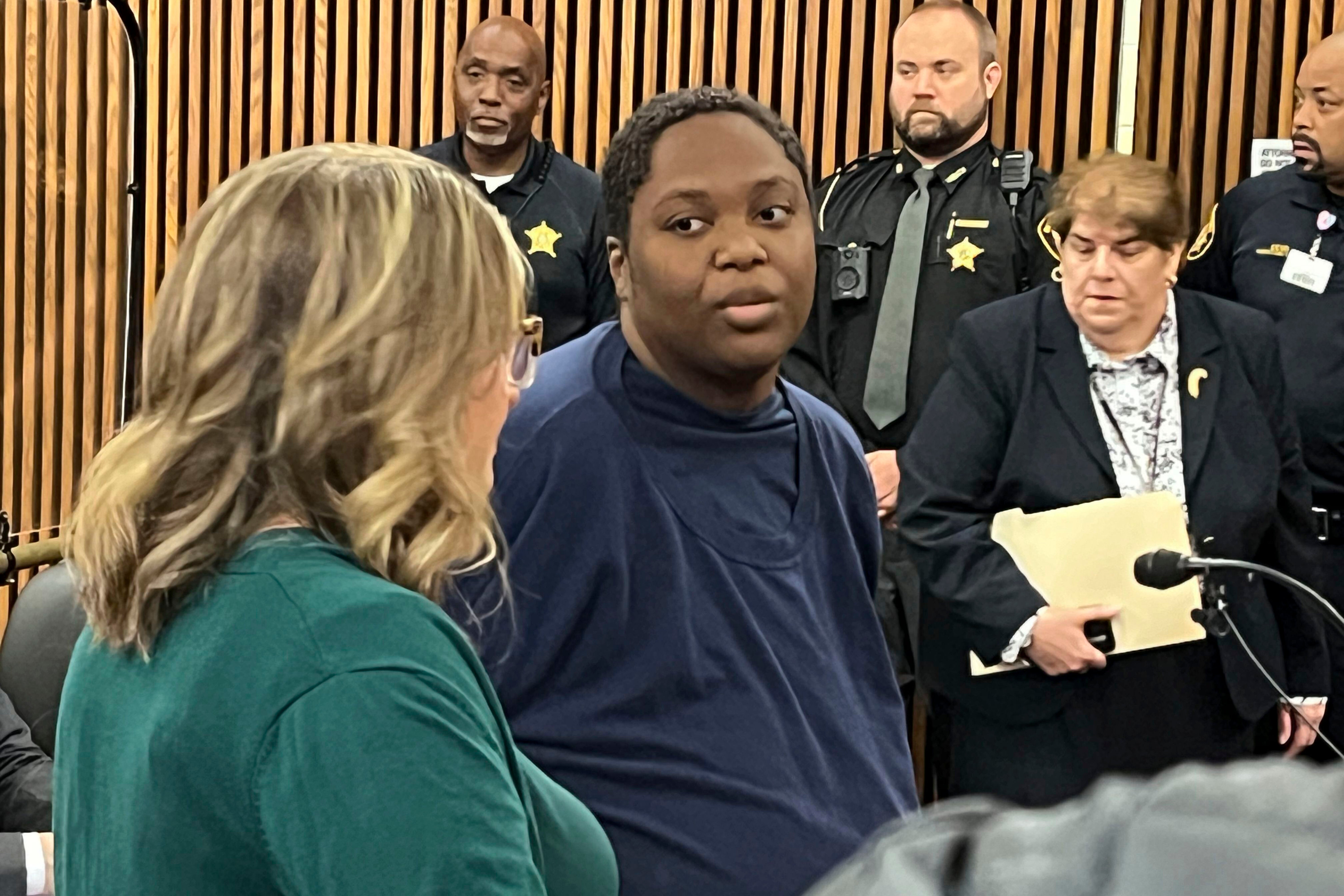 Bionca Ellis, 32, sredina desno, pojavljuje se na sudu za zajedničke optužbe okruga Cuyahoga u ponedjeljak, 10. lipnja 2024., u Clevelandu, Ohio, u slučaju smrti trogodišnjeg Juliana Wooda na parkiralištu trgovine u lipnju. (Cory Shaffer/Cleveland.com putem AP-a, datoteka)