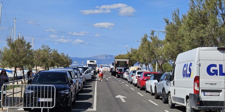 HAK: Mokri kolnici i magla, zastoji na ulazu u Split