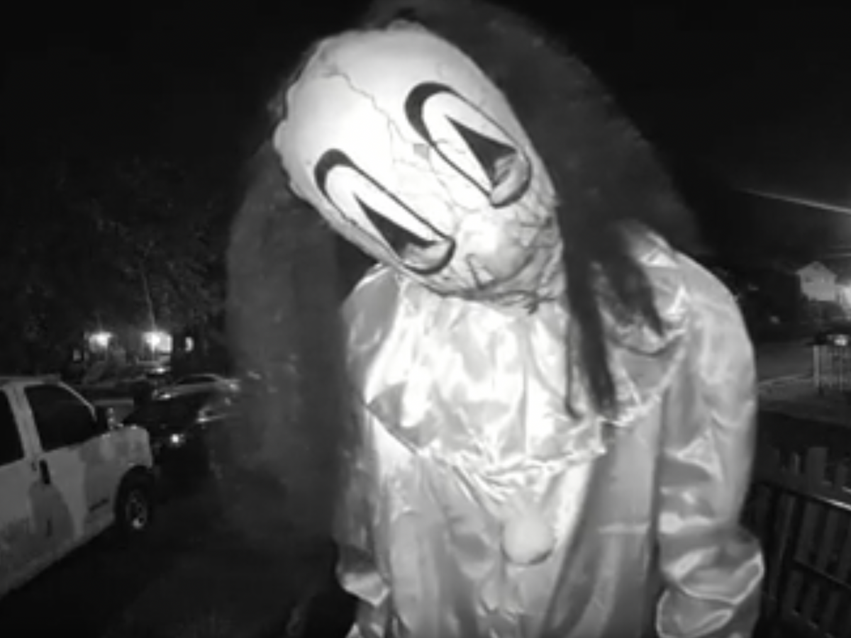 Policija je u potrazi za trojcem u maskama za Noć vještica koji su prošlog tjedna terorizirali obitelj u Aleksandriji u Virginiji