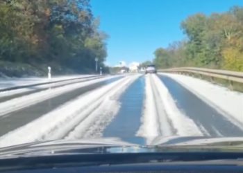 Hrvati u nevjerici gledaju prizore s Jadrana: Ceste su bijele, promet u zastoju