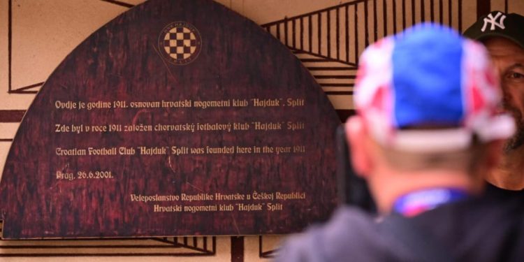 Hrvatska se u Pragu može plasirati na SP, a navijači iz Dalmacije “zapeli” su u poznatoj praškoj pivnici!