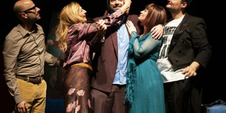 Hrvatsko narodno kazalište Zadar otvara novu sezonu hit komedijom „Sve zbog jednog imena“