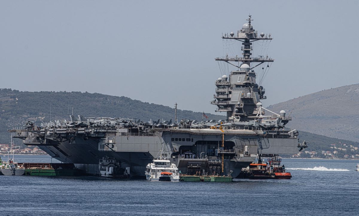 FOTO Pogledajte kako izgleda najveći vojni brod na svijetu ispred Splita