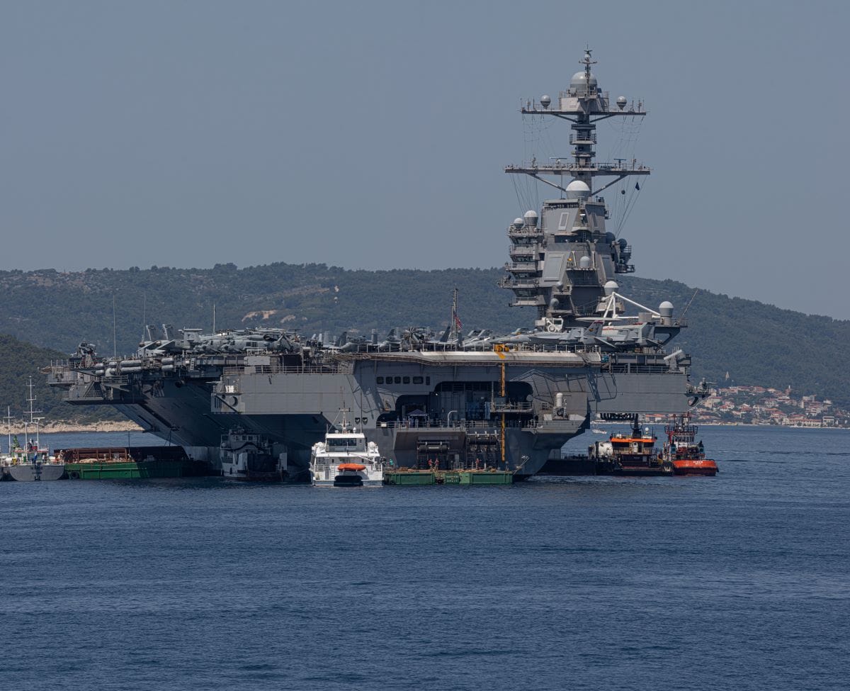 FOTO Pogledajte kako izgleda najveći vojni brod na svijetu ispred Splita