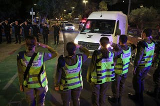 Vozilo koje prevozi tijela od četiri talaca predano nakon primirja i ugovora o razmjeni zarobljenika između Izraela i palestinskih frakcija u Gazi stiže u Nacionalni centar za forenzičku medicinu u Tel Avivu