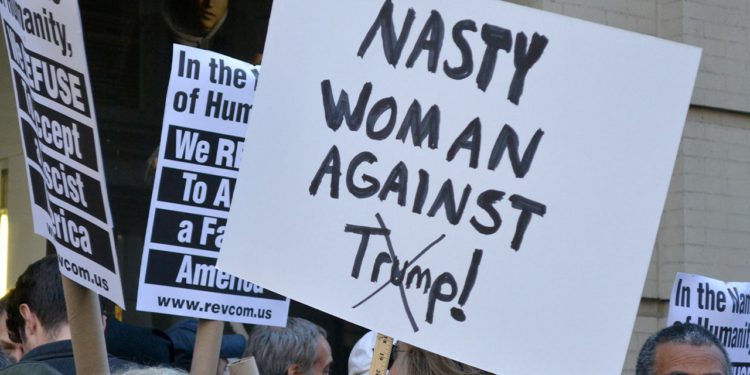 Imućne bijele žene pomaknule su se ulijevo, studija otkriva da se pojavljuju novi obrasci glasanja