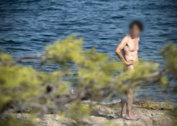 Incident na našoj plaži: dramaturg se skinuo gol, maloljetnik ga udario nogom u međunožje. Nastala drama, sud odlučio